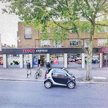Home From Home, Great Community!! London Exterior photo