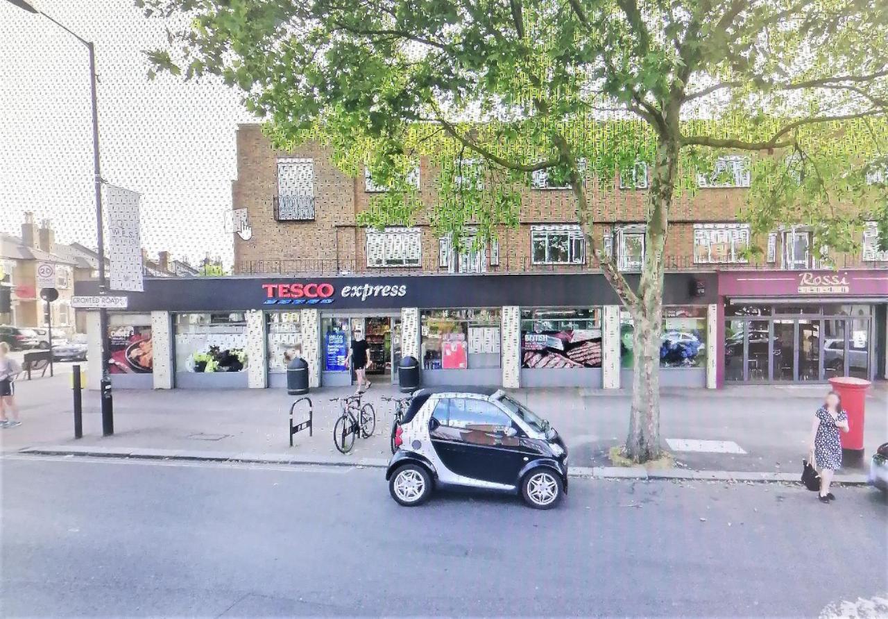 Home From Home, Great Community!! London Exterior photo